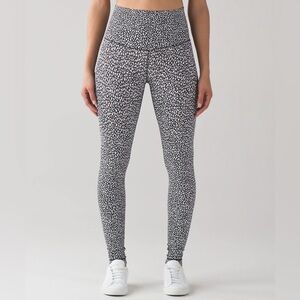 Lululemon Wunder Under Pant (Hi-Rise)
Miss Mosaic Black size 6